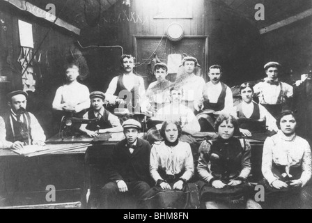 Sartoria ebraica workshop in East End di Londra, c1910. Artista: sconosciuto Foto Stock