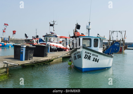 Barche da pesca in The Royal Harbour a Ramsgate Kent, Regno Unito. Le casse di grandi dimensioni sono utilizzati per archiviare le reti Foto Stock