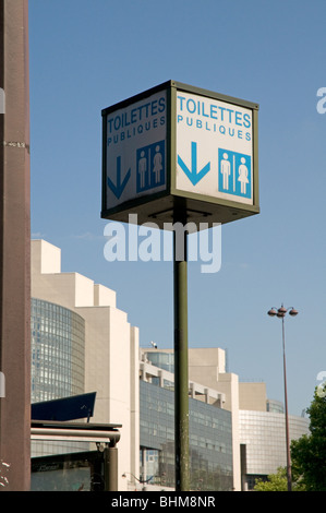 "Toilettes publiques " Bagni sign in Paris - Bastille Opéra bagni pubblici sign in metropolitana (stile anni settanta) Foto Stock