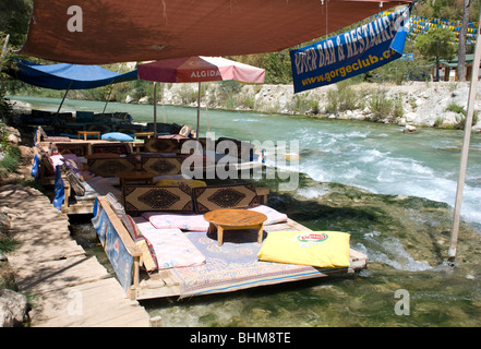 Un riverside bar a Saklikent Canyon, Esen Cay River Gorge Akdagi montagne, Fethiye, Provincia di Mugla, Turchia Foto Stock