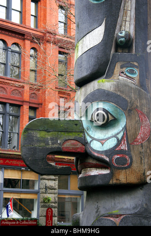 Il totem pole in Pioneer Square area di Seattle, nello Stato di Washington, USA Foto Stock