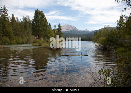 Manzanita Lake e Picco Lassen, Parco nazionale vulcanico di Lassen in California, Stati Uniti d'America Foto Stock