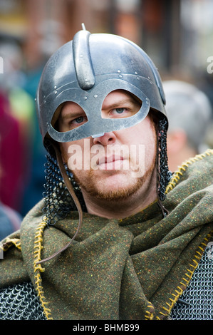 Uomo vestito come un Vichingo durante il festival di York dei vichinghi settimana Febbraio 2010 Foto Stock