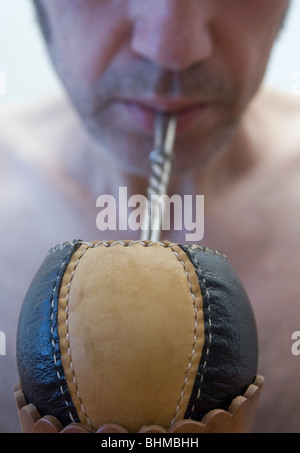 L'uomo bevendo mate fuori di una zucca Foto Stock