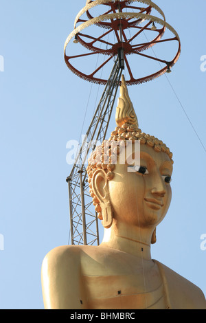 Tall oro statua del Buddha contro il cielo blu , Bangkok , Thailandia. Foto Stock