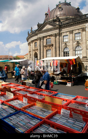 Mercato delle pulci di Bode Museum a Museumsinsel isola quartiere Mitte a Berlino Germania Foto Stock