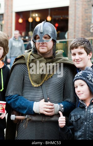 Uomo vestito come un Vichingo durante il festival di York dei vichinghi settimana Febbraio 2010 Foto Stock