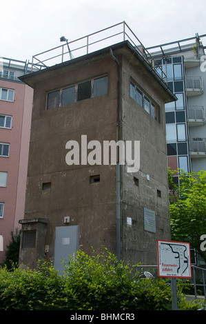 Un'ex torre di comando GDR in via Kieler strasse vicino al muro che divise Berlino Est e Ovest nel quartiere Tiergarten di Berlino Germania Foto Stock