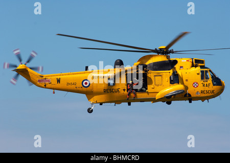 RAF aria di mare Salvataggio in elicottero in volo Foto Stock