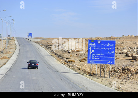 Autostrada del deserto in Iraq e Amman Giordania orientale Foto Stock