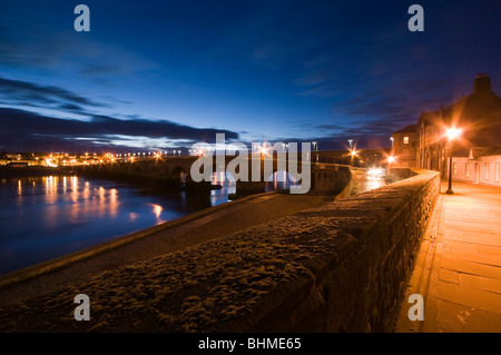 Berwick upon Tweed a notte tempo vista del "ponte vecchio" dalle mura della città Foto Stock