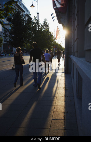 La gente camminare lungo Gedimino Prospektas, Vilnius, Lituania, paesi baltici, Europa orientale Foto Stock