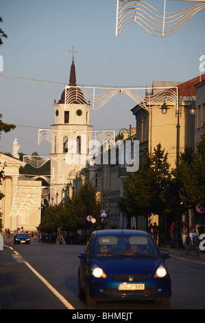 Il traffico che passa lungo Gedimino Prospektas, Vilnius, Lituania, paesi baltici, Europa orientale Foto Stock