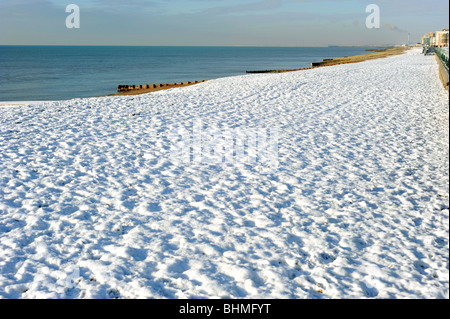La nevicata sulla spiaggia di Brighton guardando verso hove Foto Stock