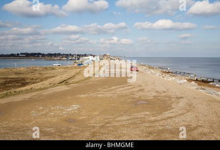 Collo stretto di Orford ness spit tra il Mare del Nord e il fiume Alde Slaughden minerale e Aldeburgh, Suffolk, Inghilterra. Foto Stock