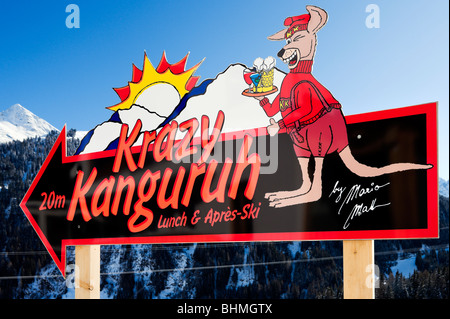Segno per il popolare Krazy Kanguruh mountain bar e ristorante, St Anton, Arlberg Ski Region, Vorarlberg, Austria Foto Stock
