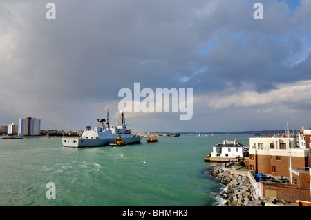 HMS intrepida inserendo il porto di Portsmouth Foto Stock