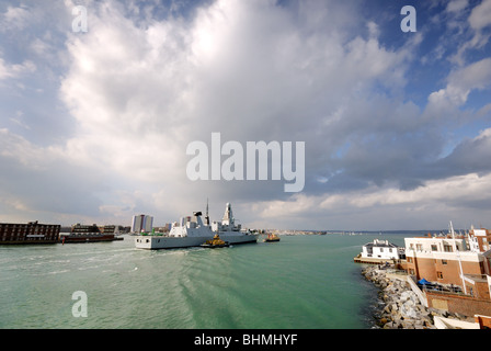 HMS intrepida inserendo il porto di Portsmouth Foto Stock