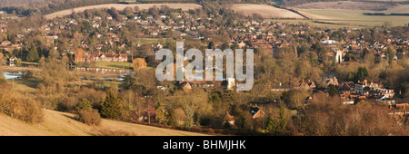 Goring e Streatley on Thames da colline di Lardon Chase, Oxfordshire, Regno Unito Foto Stock