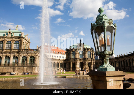 Lampada di rame nella corte interna della Staatliche Kunstsammlungen Gemaldegalerie Alte Meister nella Dresdner Zwinger con vista o Foto Stock