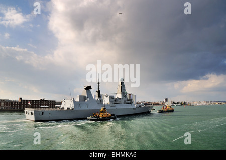 HMS intrepida inserendo il porto di Portsmouth Foto Stock