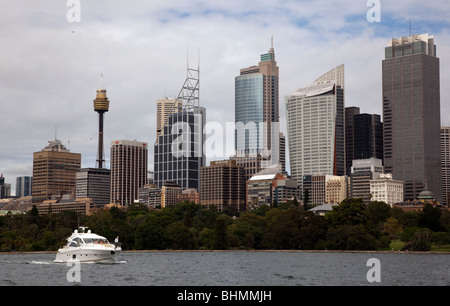 Sydney Harbour waterfront e lo skyline del Central Business District (CBD) visto da Kings Cross, Australia. Foto Stock