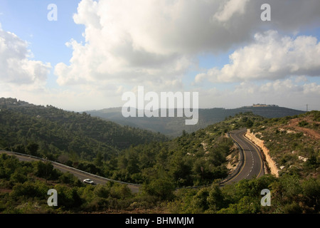 Israele, una vista delle montagne di Gerusalemme e la strada 395 da Har Hatayasim Foto Stock