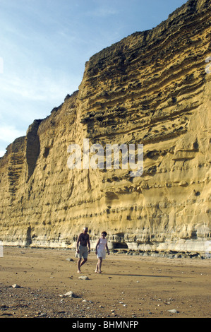 Regno Unito matura la raccolta di fossili lungo la costa del Dorset vicino a Bridport Foto Stock