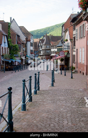Rue du General de Gaulle (Grand Rue), Kaysersberg, Alsazia, Francia Foto Stock