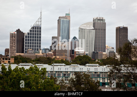 Sydney Harbour waterfront e lo skyline del Central Business District (CBD) visto da Kings Cross, Australia. Foto Stock