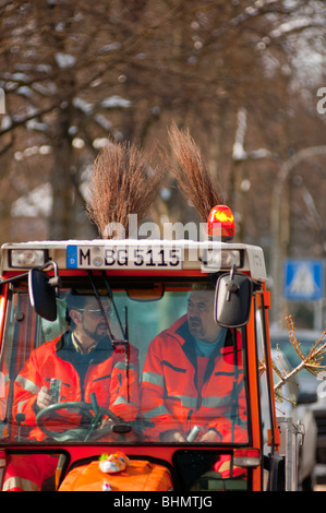 Snow Plough lavoratori closeup a Monaco di Baviera, Germania. Foto Stock