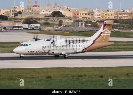 Libyan Airlines ATR 42-500 piccolo turboelica piano passeggero sulla pista durante il decollo da Malta Foto Stock