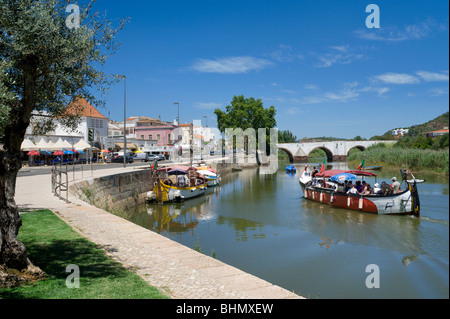 Il Portogallo, Algarve, Silves, escursione in barca sul fiume Arado con il ponte romano Foto Stock