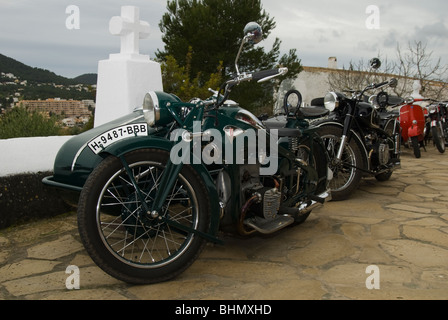 Vista generale di moto d'epoca equipaggiato con sidecar Foto Stock