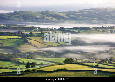 Nebbia copriva i terreni agricoli all'alba che circonda il villaggio di Capel Gwynfe, Parco Nazionale di Brecon Beacons, Carmarthenshire, Galles. Foto Stock