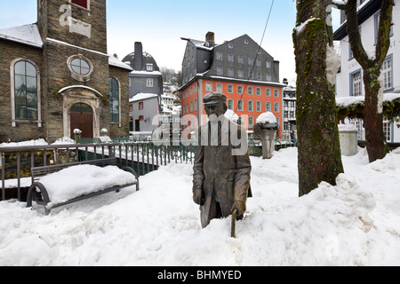 Statua nel centro storico di Monschau presso il fiume Rur in inverno nella neve, Eifel, nella Renania settentrionale-Vestfalia, Germania Foto Stock
