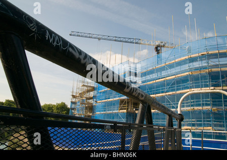 Regno Unito. Nuovi appartamenti in costruzione lungo il Lea Canal in Clapton,Londra Foto Stock