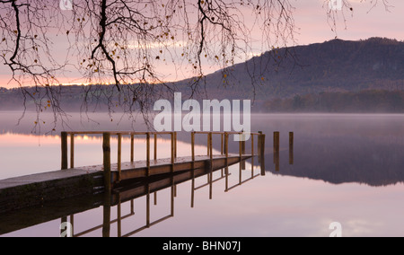 Alba sul Derwent Water da Hawes fine jetty, Parco Nazionale del Distretto dei Laghi, Cumbria, Inghilterra, Regno Unito. In autunno (Novembre) 2009 Foto Stock