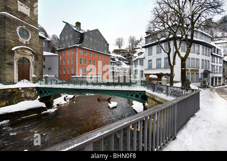 Centro storico di Monschau presso il fiume Rur nella neve in inverno, Eifel, nella Renania settentrionale-Vestfalia, Germania Foto Stock