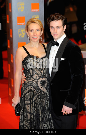 SAM TAYLOR-WOOD & AARON JOHNSON 2010 ORANGE BRITISH ACADEMY FILM AWARDS Royal Opera House Covent Garden di Londra Inghilterra 21 FE Foto Stock