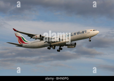 SriLankan Airlines Airbus A340-300 a quattro motori a lunga percorrenza a getto di passeggero aereo di linea sulla rotta di avvicinamento Foto Stock