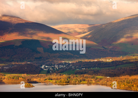 Guardando oltre il Derwent Water a Keswick e le montagne di Lonscale cadde e Blencathra, Parco Nazionale del Distretto dei Laghi, Cumbria Foto Stock