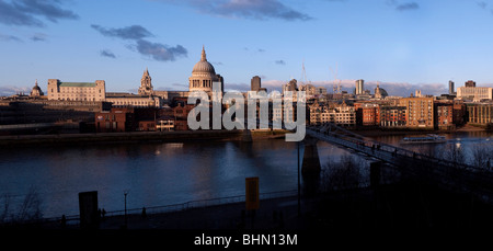 La cattedrale di St Paul e nella città di Londra visto dalla banca del sud Foto Stock