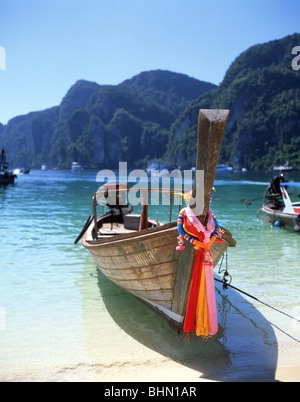 In legno barca da pesca, Mahya Bay, Koh Phi Phi Le Isole Phi Phi, Provincia di Krabi, Thailandia Foto Stock