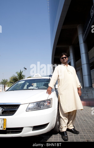 Taxi driver Jeddah Arabia Saudita arabo cabina auto Foto Stock