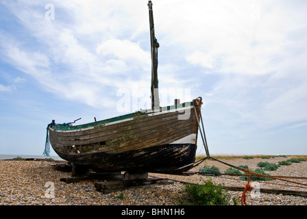 Vecchia barca sulla ghiaia Foto Stock
