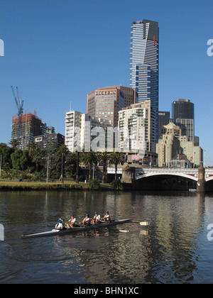 Il Melbourne Docklands skyline attraverso il fiume Yarra Foto Stock