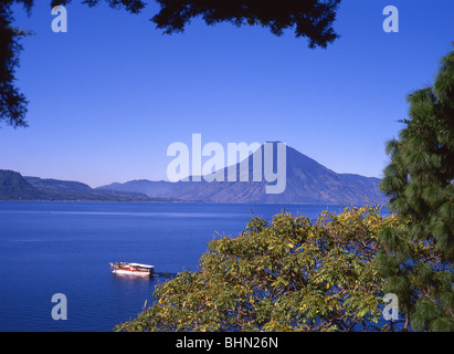 Il lago Atitlán mostra Volcán San Pedro, Solola Reparto, Repubblica del Guatemala Foto Stock