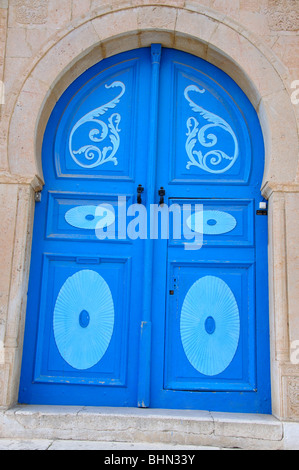 La moschea colorati porta, Monastir, Governatorato di Monastir, Tunisia Foto Stock
