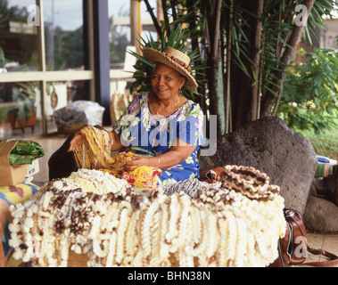 Donna vendita di shell ilo, Papeete, Tahiti, Polinesia Francese Foto Stock